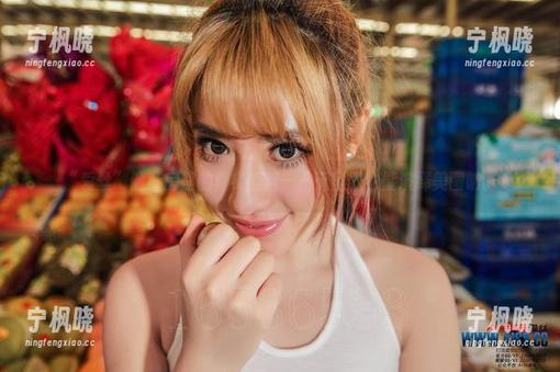“爱丝”健身房里的真实萱萱——无圣光也能演绎美图呐。