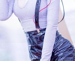 GIRLT果团网 – 短裤写真新发现：松果儿的原图里又有新花样！