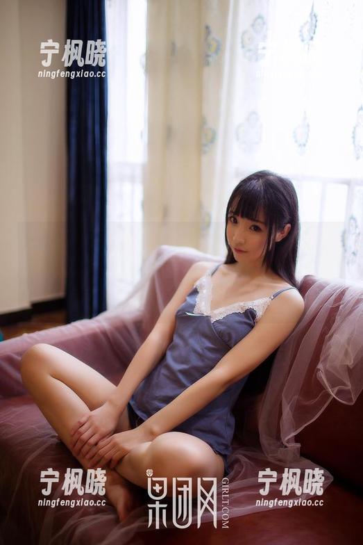 GIRLT果团网-甜Abby GIRLT果团网 - 甜Abby穿的白裙,全套图集就像一场小型的奇迹,让人忍不住多看几眼,短暂却难忘。