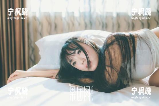 GIRLT果团网 - 一边工作一边想，陈雅漫办公室壁纸合集给你点灵感