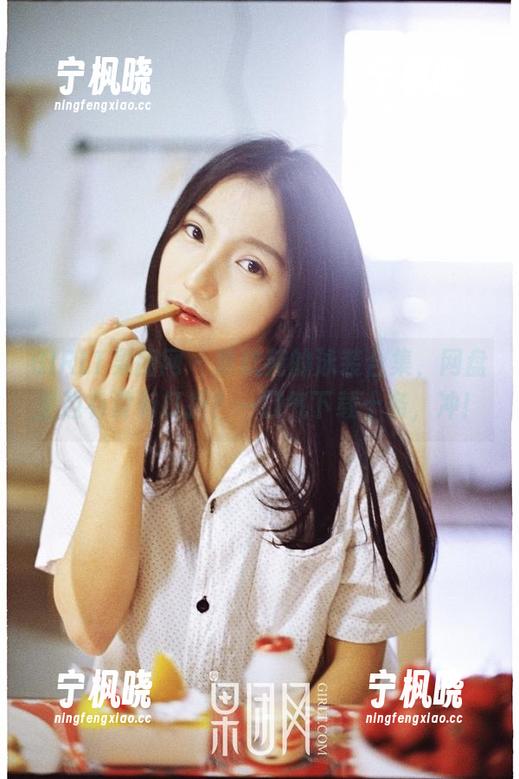 GIRLT果团网 - 黄歆苑的泳装合集，网盘里边有没有打折？一口气下载十条，冲！