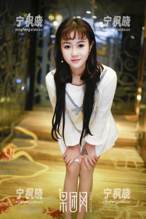 GIRLT果团网 - 美图后台：白衬衫+黄歆苑，啥都不会说的只想盯着看！