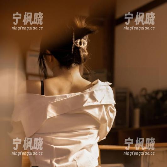 Leah梓未最新写真，2022圣诞，比起圣诞老人的衣服来得更惹眼。