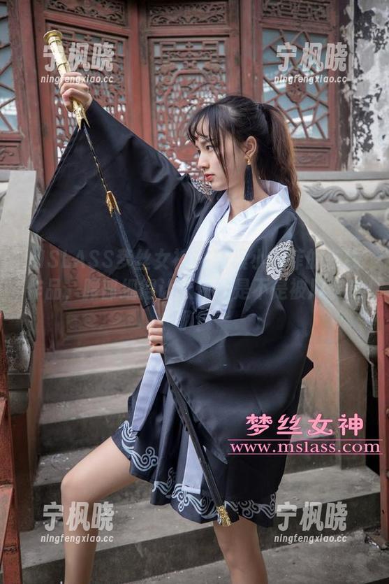 MSLASS梦丝女神 - 新模小亦菲的在线作品，腰部细得让人怀疑是不是被风吹走了！