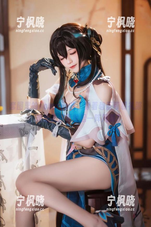 套图里的Tomoyo酱，穿着碧蓝可畏礼服，难道是想要掀起一阵风潮？