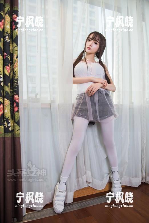 TouTiao头条女神-曲佑熙 TouTiao头条女神 - 校园生活在线,曲佑熙高清版,中间的树丫儿看着都好像在窃窃私语。