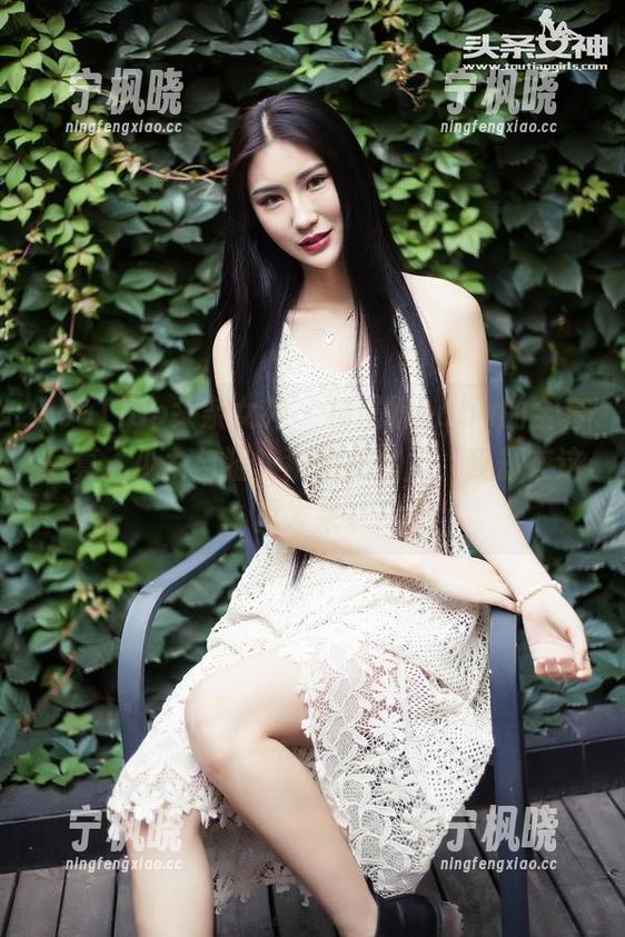 TouTiao头条女神-杨漫妮baby TouTiao头条女神 - 杨漫妮baby的全套写真:少女与猫,猫如此悠闲,我却在这里发呆。