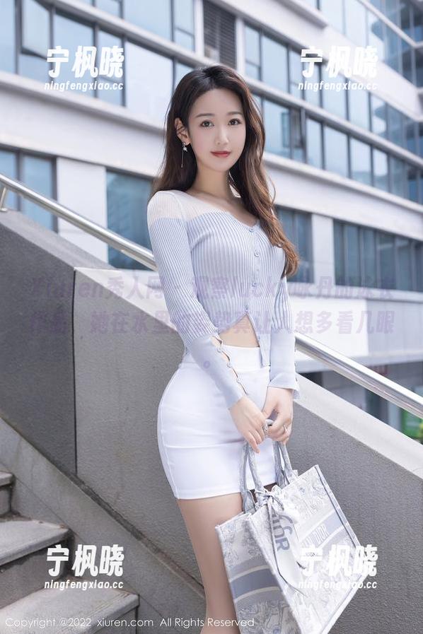 Xiuren秀人网 - 观察lucky咏丹的泳衣作品，她在水里的姿势真让人想多看几眼。