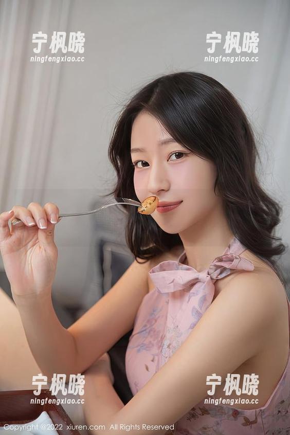 Xiuren秀人网 - 悠着什么，z杯悠悠的白色纪录作品，原图透着些许平淡。