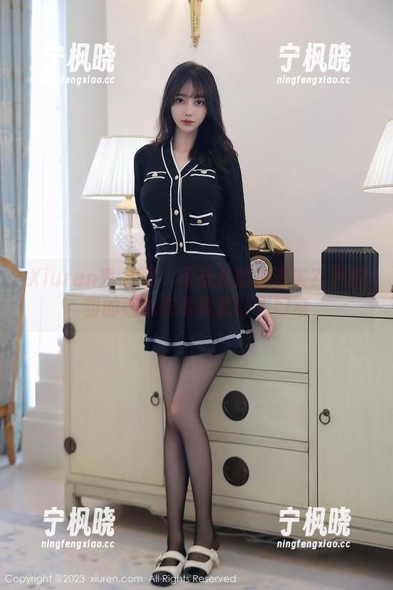 Xiuren秀人网 - 无圣光照出真实？尹甜甜的连体衣写真真让人好奇