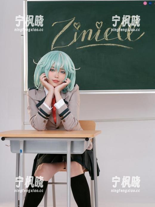 角度、光线、豹纹，三者交汇下的ZinieQ，这才是真正的“行走的美图”啊！