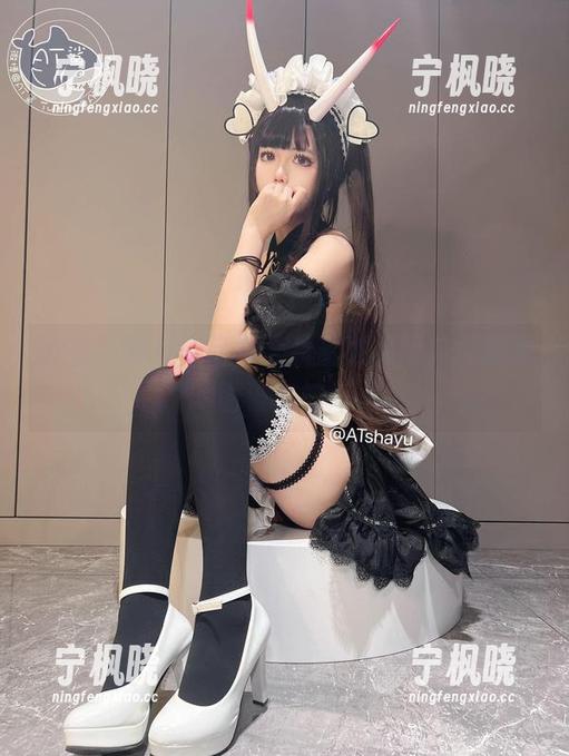 at鲨鱼 at鲨鱼泳衣作品集,看看她是如何征服水面波光的!