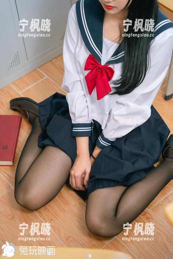 lovely呆玄 在线打卡!lovely呆玄与死库水的亲密接触——不怕水洒,原图在此!