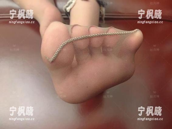 微密圈 - “丝月神”的车内牛仔裤黑丝让我反复播放，套图资源是不是也太丰厚了？