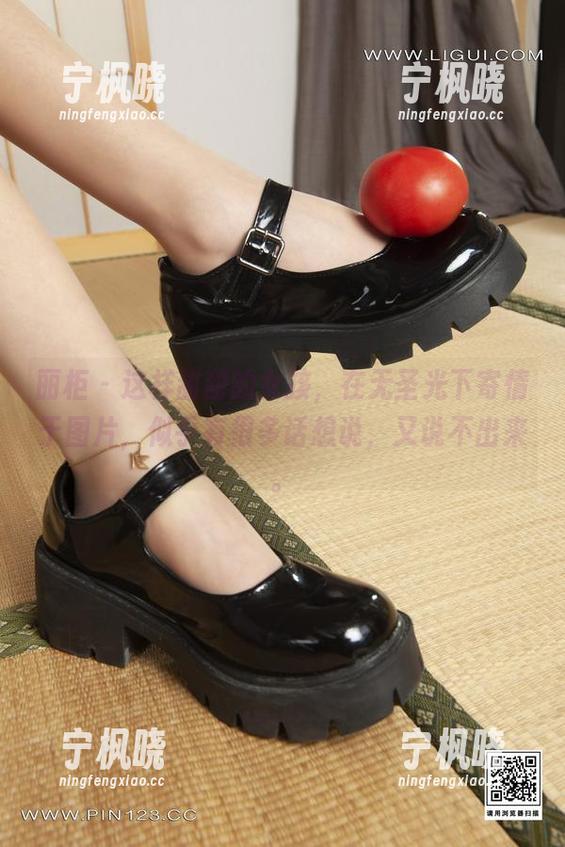 丽柜 - 这样甜甜的女孩，在无圣光下寄情于图片，似乎有很多话想说，又说不出来。