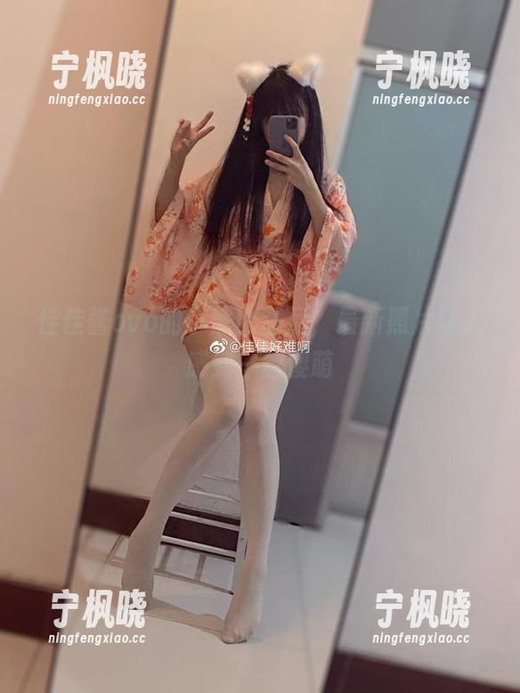 佳佳酱ovo的小熊比基尼，最新照片让人感到一丝傻萌