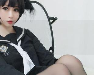 穿上皮裙的依依超级懒，图包更新后果然让人欲罢不能。