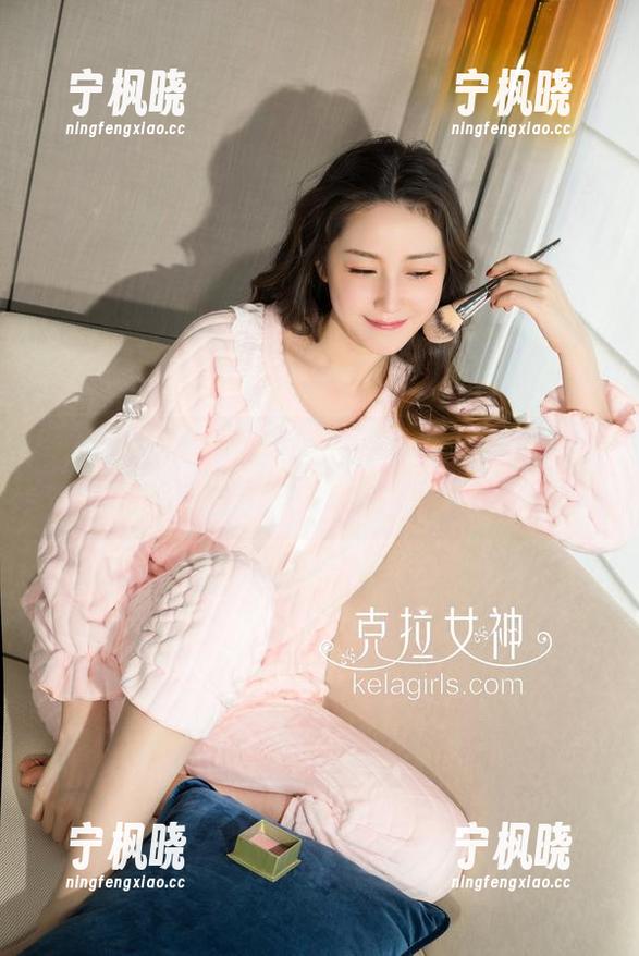 克拉女神 - 海边随拍：忆之的私房图集，想问她的防晒霜用的是哪款？