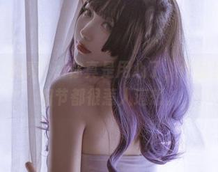 这礼服，刺青Poi你真是用心了，作品里的每个细节都很惹人遐想。
