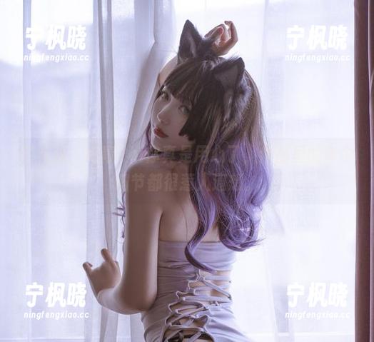 这礼服，刺青Poi你真是用心了，作品里的每个细节都很惹人遐想。