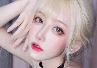 啾小妍，原图户外拍得这么轻松，私下里是不是一直都这么有趣？