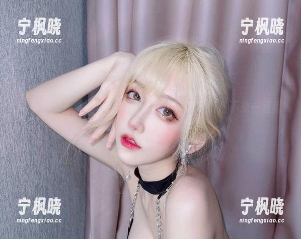 啾小妍 啾小妍,原图户外拍得这么轻松,私下里是不是一直都这么有趣?