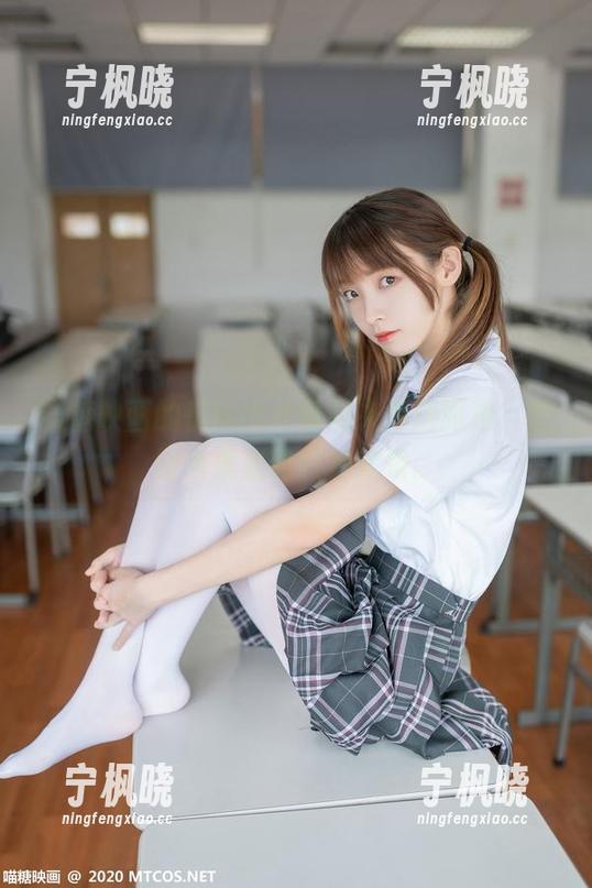 喵糖映画的忧郁少女看起来很远而近，套图合集里的微妙转换。