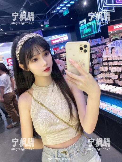 从大肉丸Amiee的校服入手，无圣光显得特别，数量惊人的套图等你来！