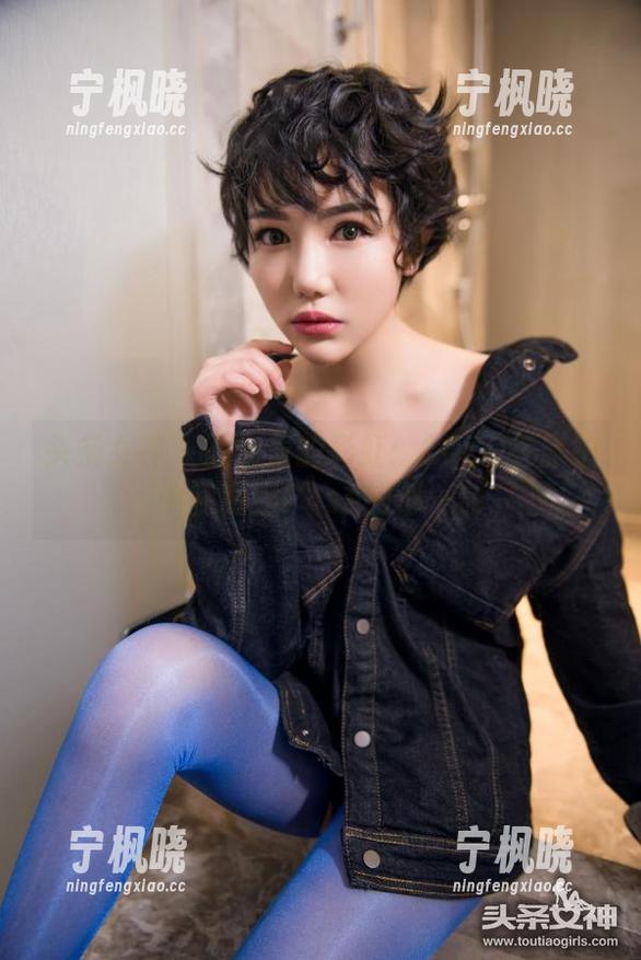 头条女神 - 图册里的彩虹：COCO在旅拍中随意摆Pose的那一刻
