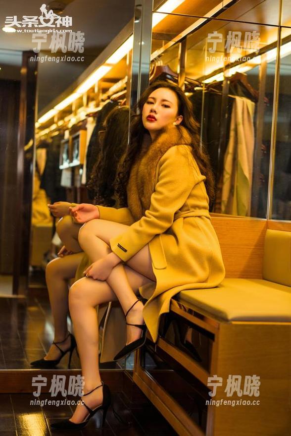 头条女神 - 李丽莎的泳衣写真，这身材和泡沫也太搭了吧！