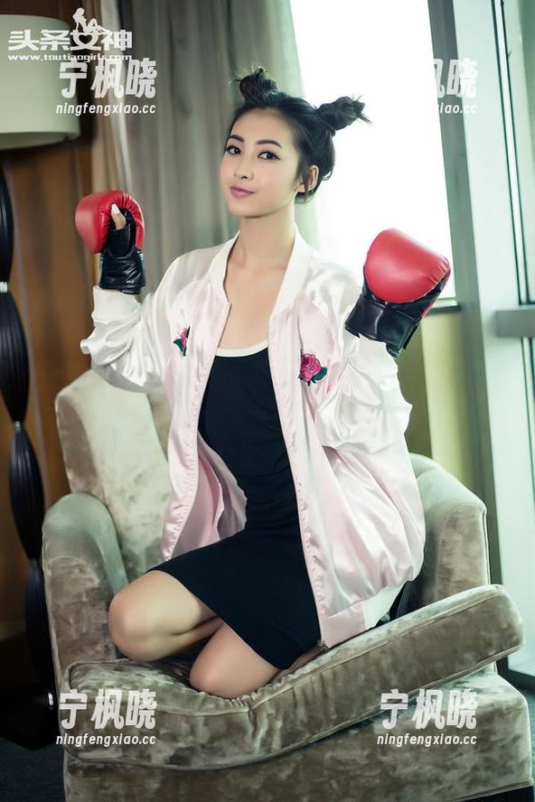 头条女神-李思彤 头条女神 - 李思彤发布新作“肉丝”,难以抗拒的分享时刻!