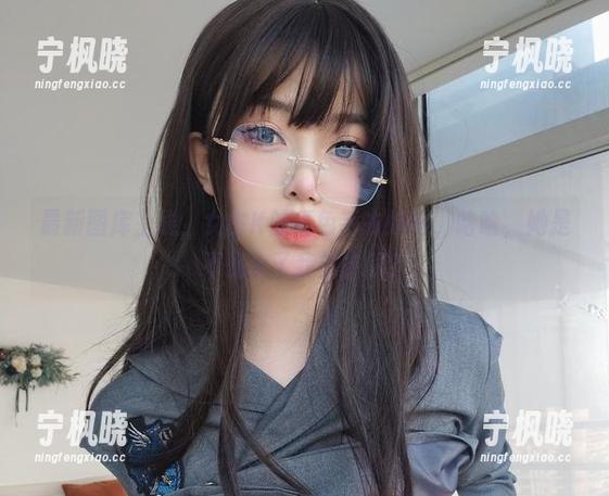 最新图库上线，女主K的红色毛衣妹妹，哈哈，她是不是偷了我的衣服？