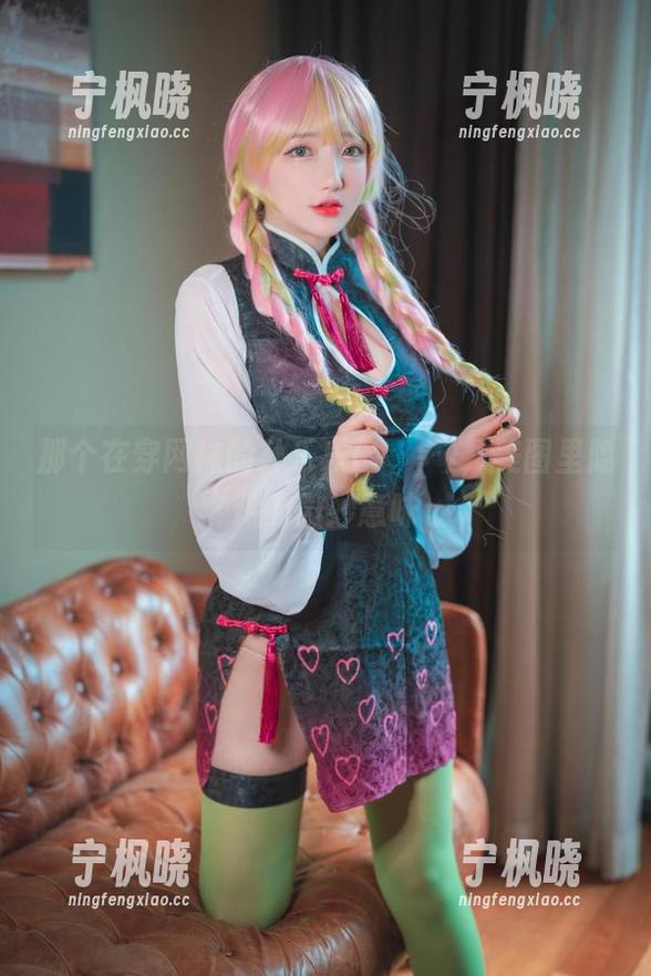 那个在穿网袜的孙乐乐(손예은)，美图里隐藏的微妙意味