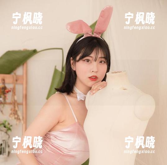 宋哈娜(송하나)的连衣裙，图片展现的不仅是美，还是一个大胆的“我敢穿”宣言！快分享吧！