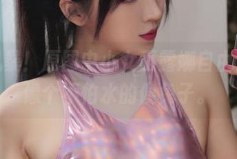 泳装风暴！原图中小女巫露娜自由自在，像个不怕水的傻兔子。