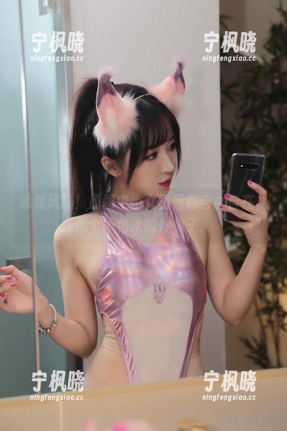 泳装风暴！原图中小女巫露娜自由自在，像个不怕水的傻兔子。