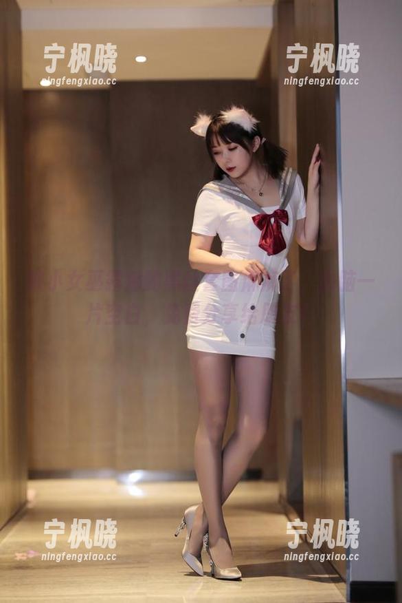 小女巫露娜 被小女巫露娜的黑丝套图麻痹了,头脑一片空白,免费分享给朋友!