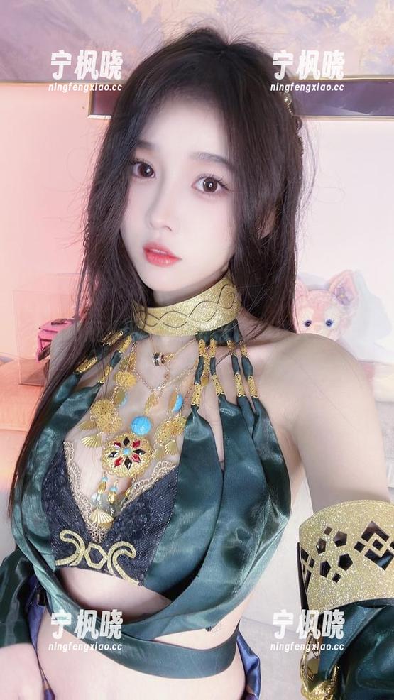 小小奶瓶儿化身水下加长版珍珠人鱼，美图却是幽幽的无圣光