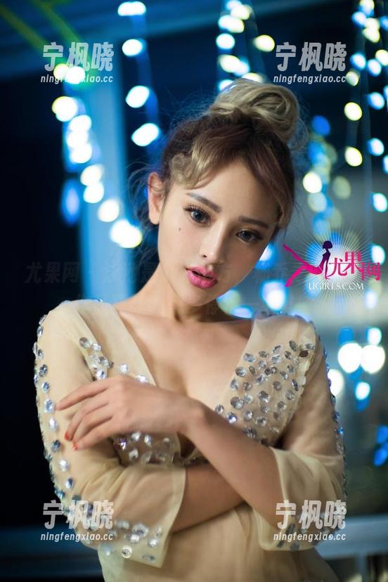 尤果网 - 泳池是个好地方，杨乔之的全套作品真让我想多停留一会儿。