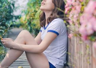 推女神 – 御姐就是施忆佳Kitty酱的私拍态度，简单又不简单。