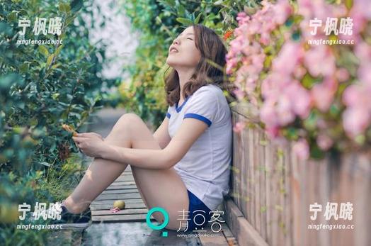 推女神 - 御姐就是施忆佳Kitty酱的私拍态度，简单又不简单。