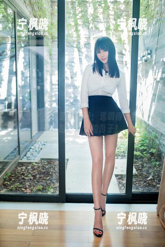 推女郎 - 王依萌的美图：透明得让我以为是小时候怕鬼的影子！