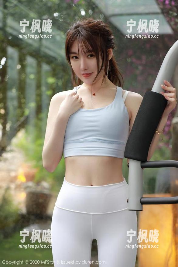 模范学院 - 露露Andrea的美图：女王范儿，是资源，照一张就能拿去发表论文！