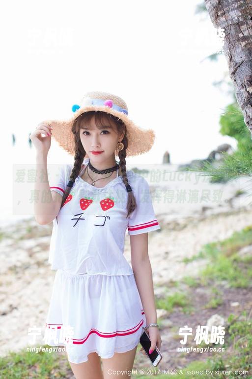 爱蜜社 - 精选女友美图中的Lucky沈欢欣，真的把“默默注视”发挥得淋漓尽致。