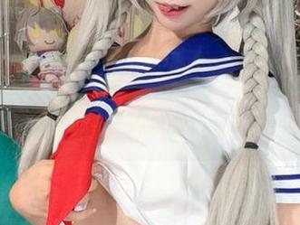 看！白栎Shirly的牛仔裤私拍，图集里透着一股子不正经的美感。