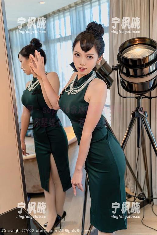 秀人网 - sophie余冰的海边速写——让你壁纸不止一种“咸鱼”！