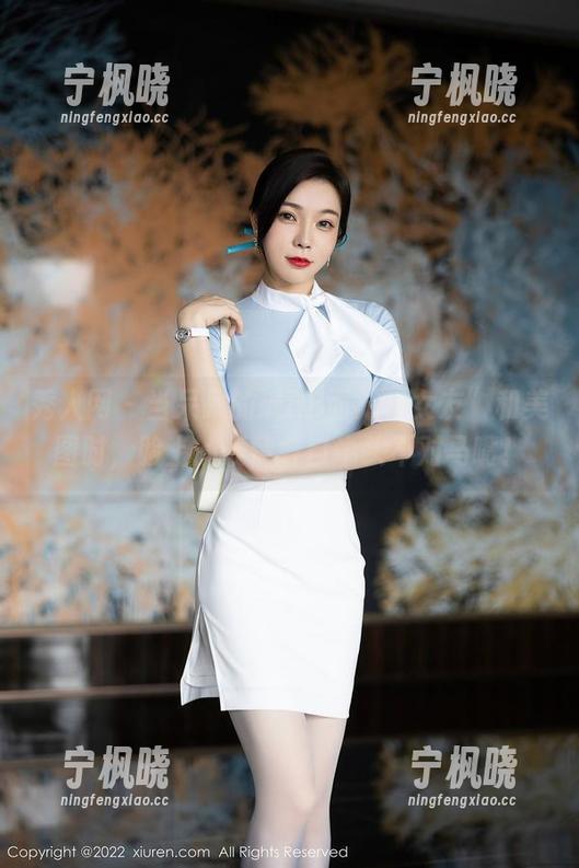 秀人网 - 当呆呆的瑞BB面对“女友”和美图时，脸上的表情各自牛头不对马嘴！