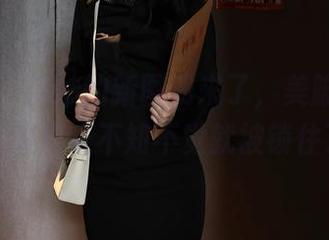 秀人网 – 清妙的新图册来了，美脚美必争，我的目光不知不觉就被锁住了。