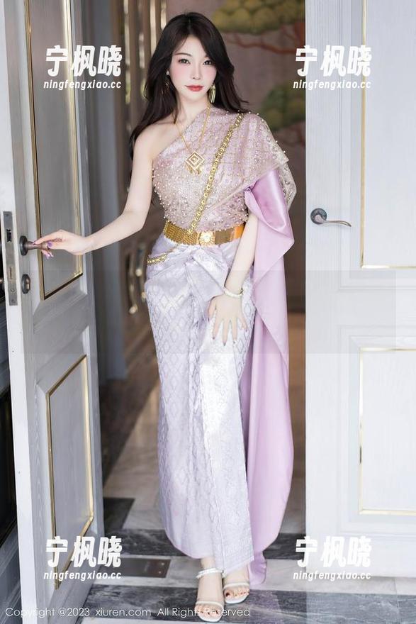 秀人网 - 图册里的新鲜感：王婉悠Queen与她的棉袜，意外的搭配！
