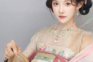 秀人网 – 不一样的学妹，龙泽美曦的套图里藏着无数小心思，眼神犀利得让人心慌。